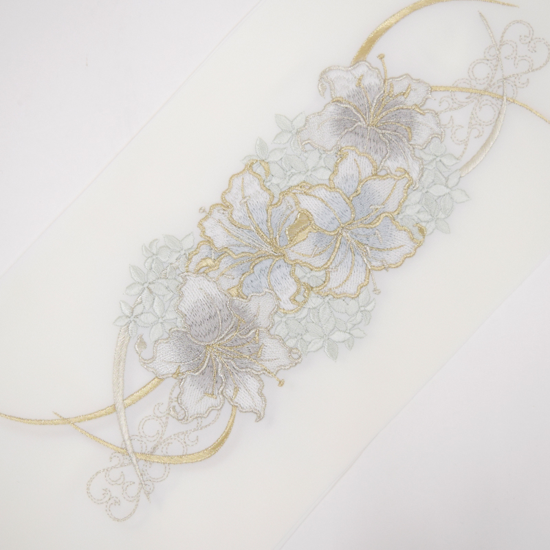 【在庫限り】シルエリー ポリ刺繍半衿 百合 サックス